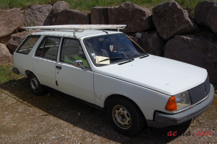 Renault 18 1978-1989 (1982-1983 break 5d), right front view