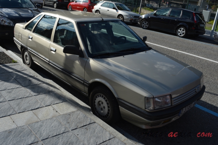 Renault 21 1986-1994 (1986-1989 sedan 4d), right front view