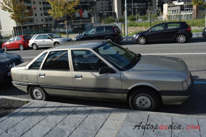 Renault 21 1986-1994 (1986-1989 sedan 4d), prawy bok