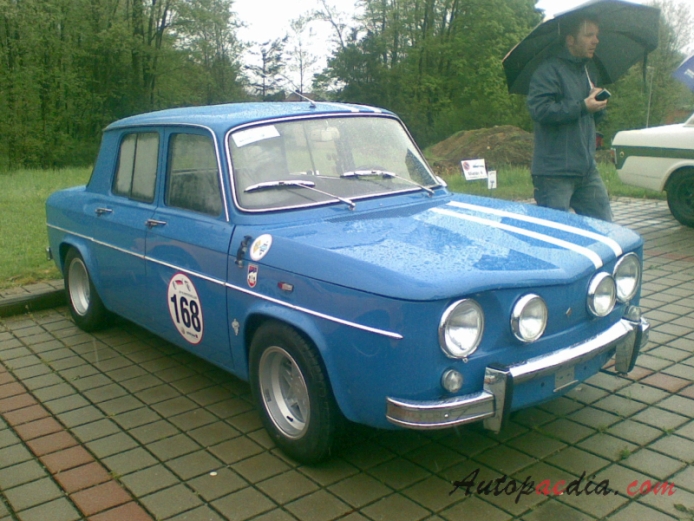 Renault 8 1962-1973 (1969 renault 8 Gordini sedan 4d), prawy przód