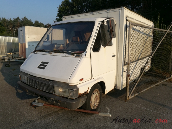 Renault Master 1st generation 1980-1997 (box truck), left front view