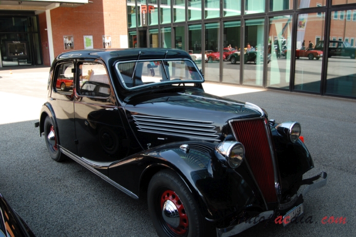 Renault Primaquatre 2nd generation 1936-1941 (1938 saloon 4d), right front view