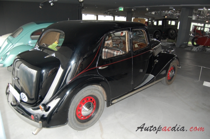 Renault Primaquatre 2nd generation 1936-1941 (1938 saloon 4d), right rear view