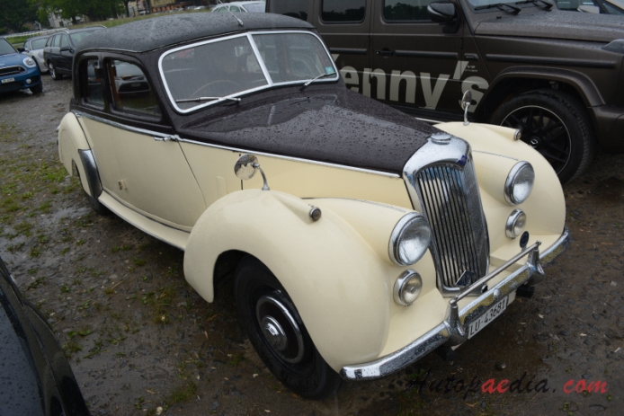 Riley RME 1952-1955 (1954-1955 saloon 4d), right front view