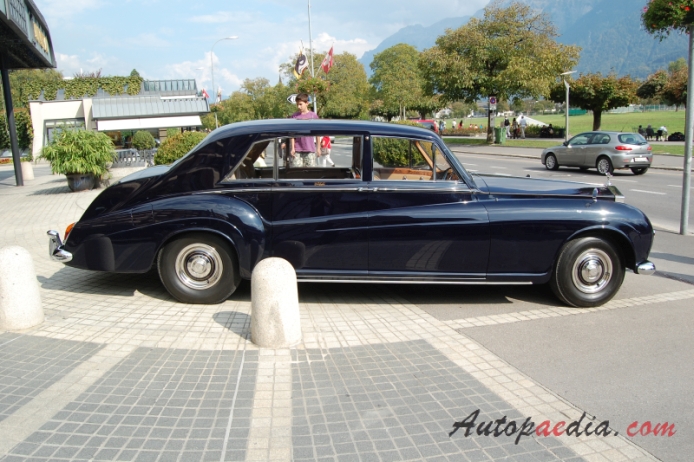 Rolls-Royce Phantom V 1959-1968 (1963-1968 James Young saloon 4d), right side view