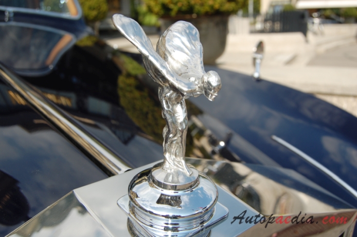 Rolls-Royce Phantom V 1959-1968 (1963-1968 James Young saloon 4d), emblemat przód 