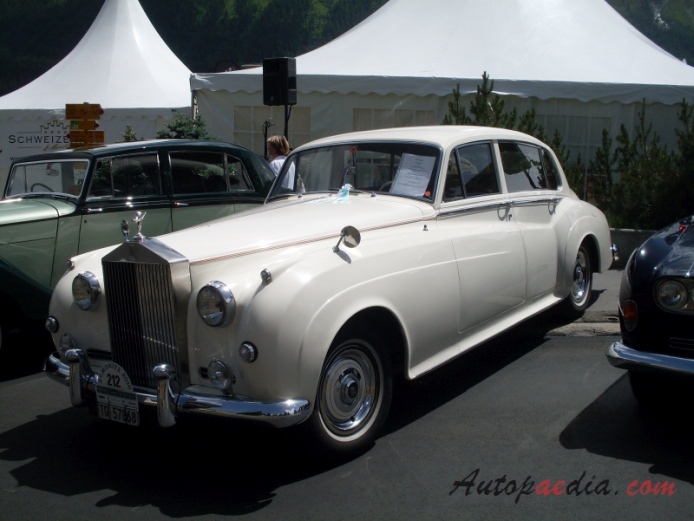 Rolls-Royce Silver Cloud II 1959-1962 (1962 4d saloon), left front view