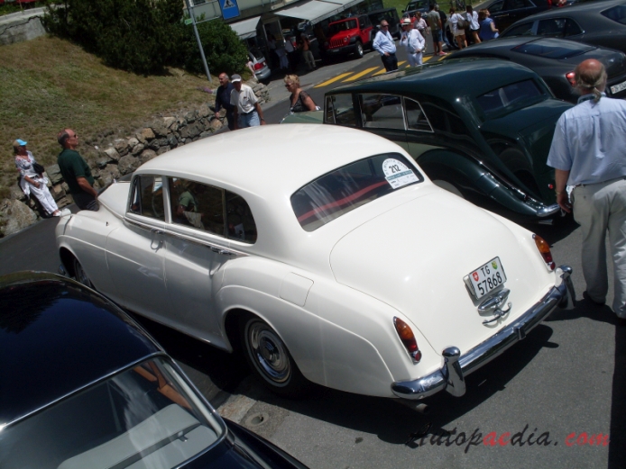 Rolls-Royce Silver Cloud II 1959-1962 (1962 4d saloon),  left rear view