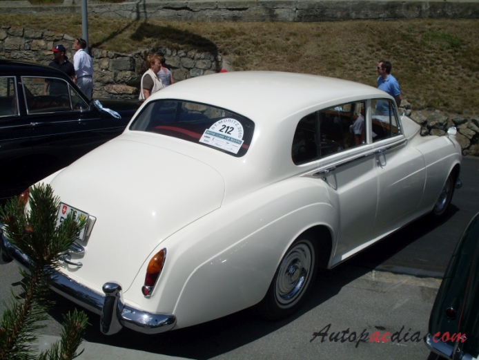 Rolls-Royce Silver Cloud II 1959-1962 (1962 4d saloon), right rear view