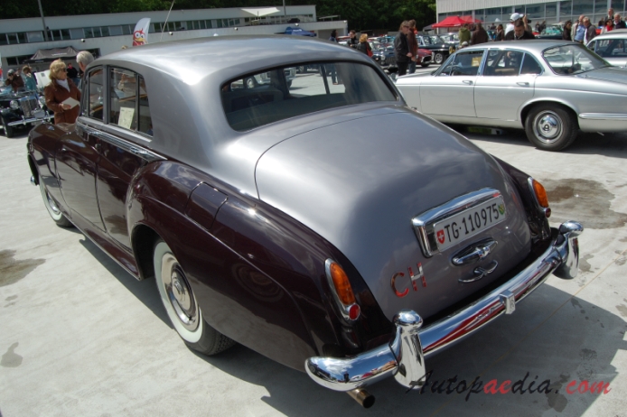 Rolls-Royce Silver Cloud I 1955-1958 (1957 saloon 4d),  left rear view