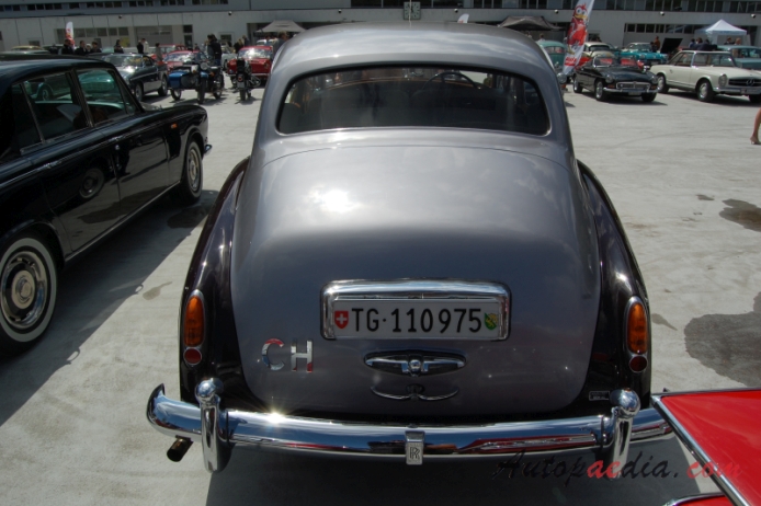 Rolls-Royce Silver Cloud I 1955-1958 (1957 saloon 4d), rear view