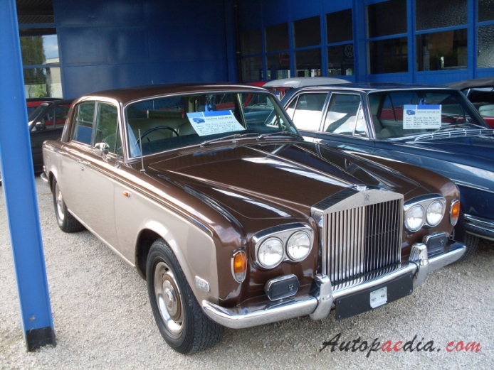 Rolls Royce Silver Shadow 1965-1980 (1976 Silver Shadow I), right front view