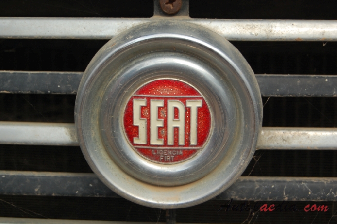 SEAT 124 1968-1980 (1971-1975 SEAT 124 D sedan 4d), emblemat przód 