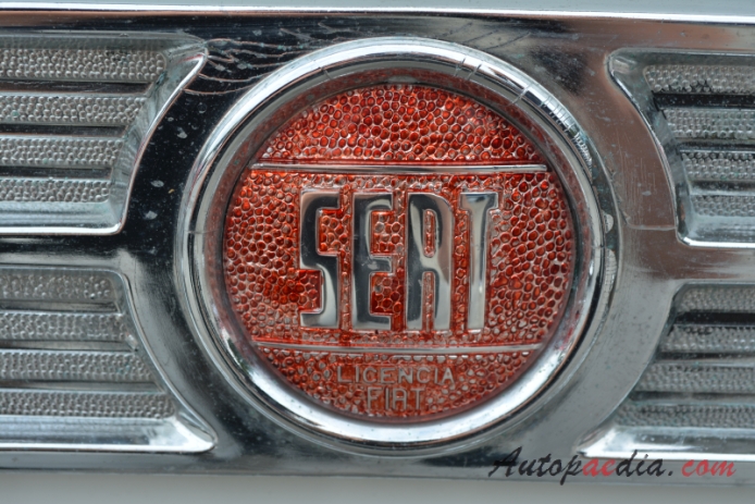 SEAT 850 1966-1974 (Especial sedan 2d), front emblem  