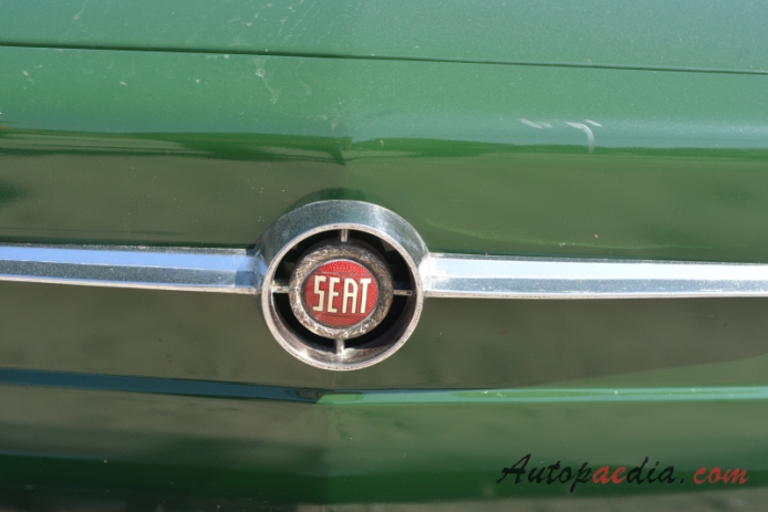 SEAT 850 Coupé 1966-1974 (1967 Coupé 2d), front emblem  