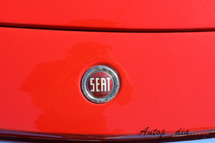 SEAT 850 Sport 1966-1974 (1969 SEAT 850 Sport Spider cabriolet 2d), emblemat przód 