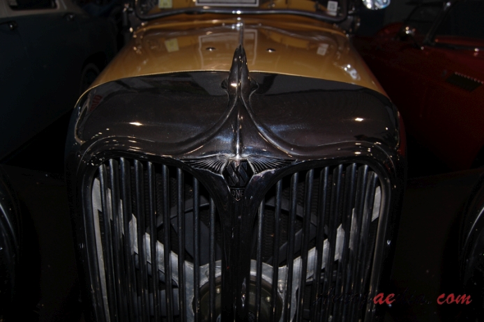 SS1 1932-1936 (1933 Standard Swallow One Tourer roadster 2d), front emblem  