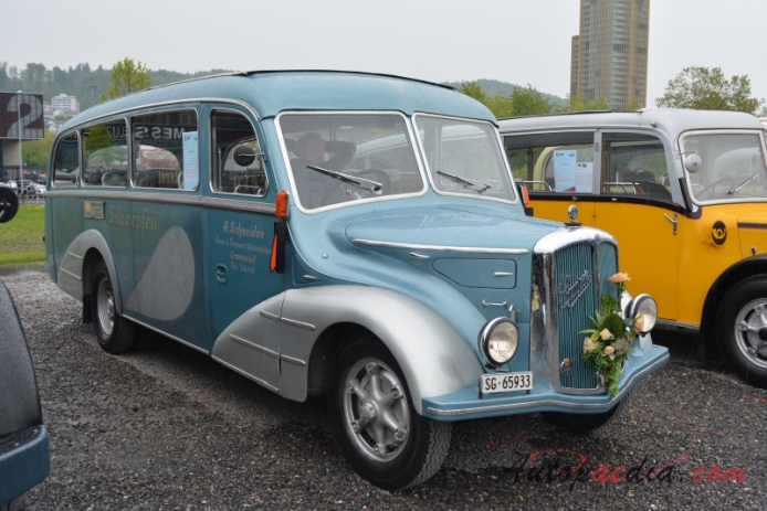 Saurer autobus Type C 1934-1965 (1939 Saurer 1C CR1D Lauber Wechselaufbau Silberpfeil Faltdach A. Schneider Ermenswil Omnibus), prawy przód