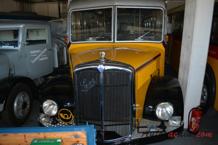 Saurer bus Type C 1934-1965 (1948 Saurer L4C Alpenwagen III Postauto PTT P24525), front view