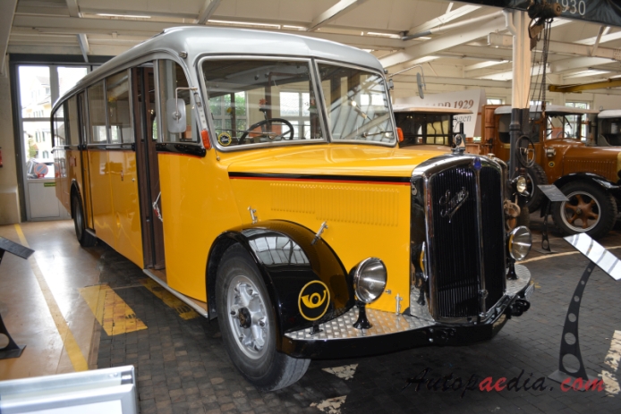Saurer autobus Type C 1934-1965 (1948 Saurer L4C CT1D-L Alpenwagen III Postauto PTT P1378), prawy przód