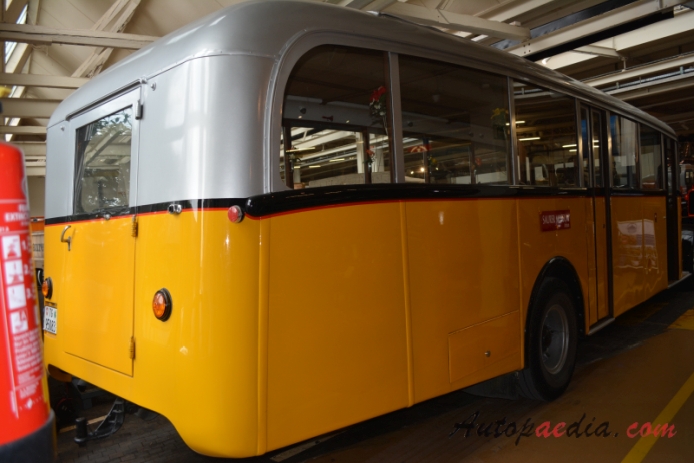 Saurer autobus Type C 1934-1965 (1948 Saurer L4C CT1D-L Alpenwagen III Postauto PTT P1378), prawy tył