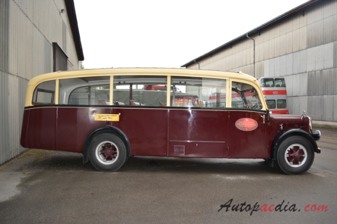 Saurer autobus Type C 1934-1965 (1949 Saurer N2C Faltdach Max Sturzenegger), prawy bok