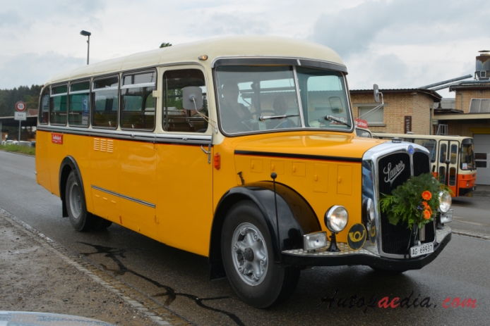 Saurer autobus Type C 1934-1965 (1950 Saurer 2C Tüscher Postauto Surbtalpost), prawy przód