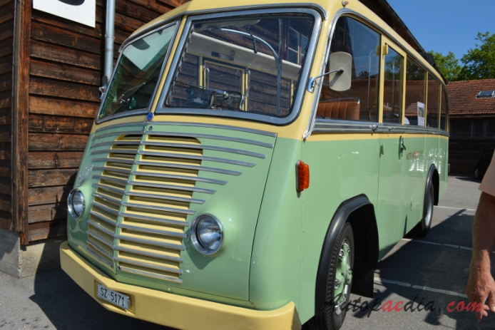 Saurer autobus Type C 1934-1965 (1950 Saurer N2C-H CR2D Geser Auto AG Schwyz Alpenwagen), lewy przód