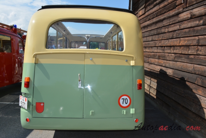 Saurer autobus Type C 1934-1965 (1950 Saurer N2C-H CR2D Geser Auto AG Schwyz Alpenwagen), tył