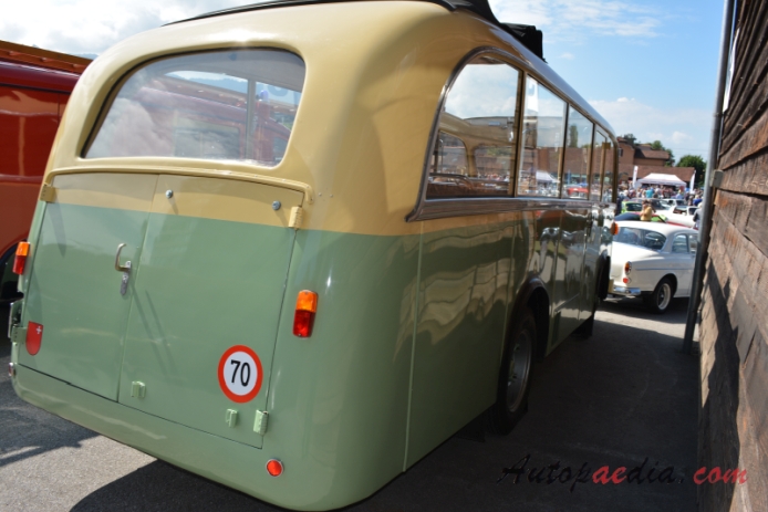 Saurer autobus Type C 1934-1965 (1950 Saurer N2C-H CR2D Geser Auto AG Schwyz Alpenwagen), prawy tył