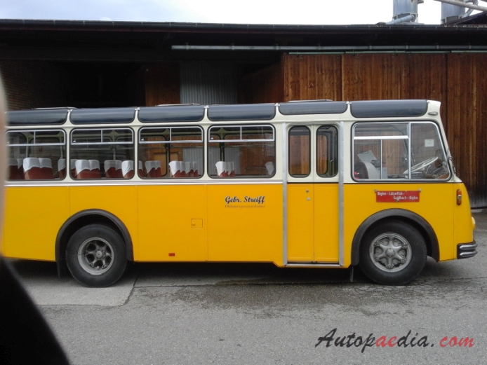 Saurer bus Type C 1934-1965 (1964 Saurer SV2CK-H Gangloff Alpenwagen III-U Postauto Gebr. Streiff), right side view