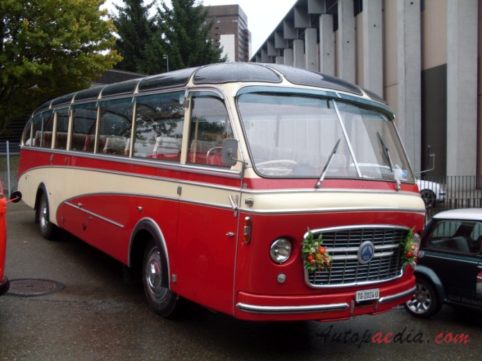 Saurer autobus Type H 1953-196x (1961 Saurer V2H Gangloff autokar), prawy przód