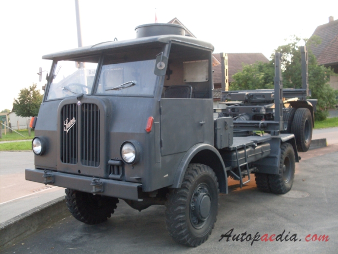 Saurer 4 CM 1950-1960 (1958-1960 Langholzwagen pojazd wojskowy), lewy przód