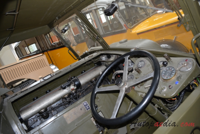 Saurer M8 1943-1945 (1945 8x8 pojazd wojskowy), wnętrze