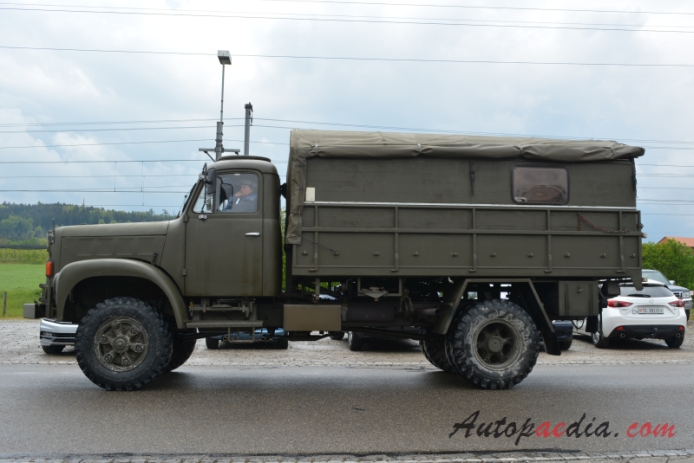 Saurer typ D 1959-1982 (1959-1974 Saurer 2DM PB67 4x4 pojazd wojskowy), prawy bok