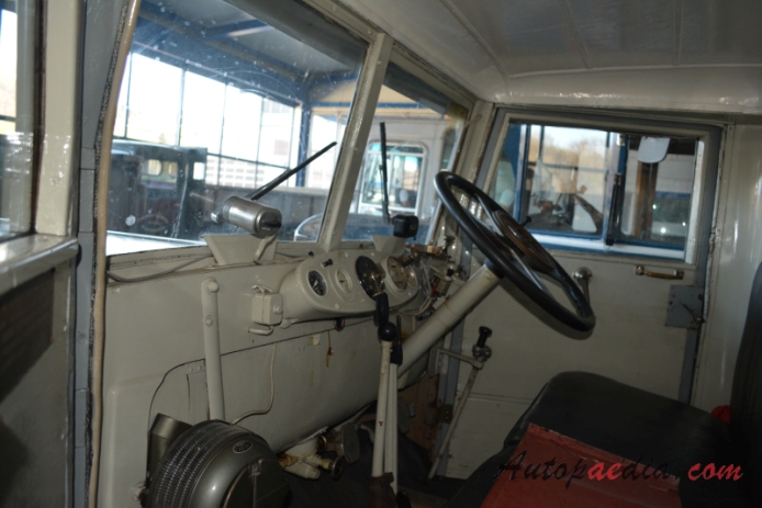 Saurer type B 1926-1939 (1934 Saurer 3BND Lehmann Freres Transports dust-cart), interior