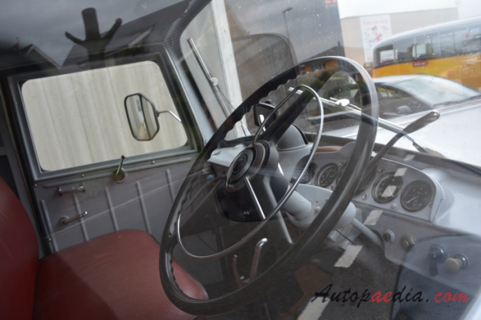 Saurer type C 1934-1965 (1962 Saurer SV2C 4x2 dump truck), interior