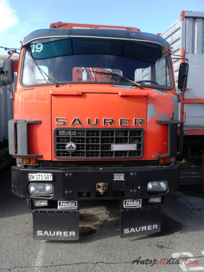 Saurer typ D 1959-1983 (1978-1983 Saurer D290B Röllin Regensdorf 8x4 nadwozie skrzyniowe), przód