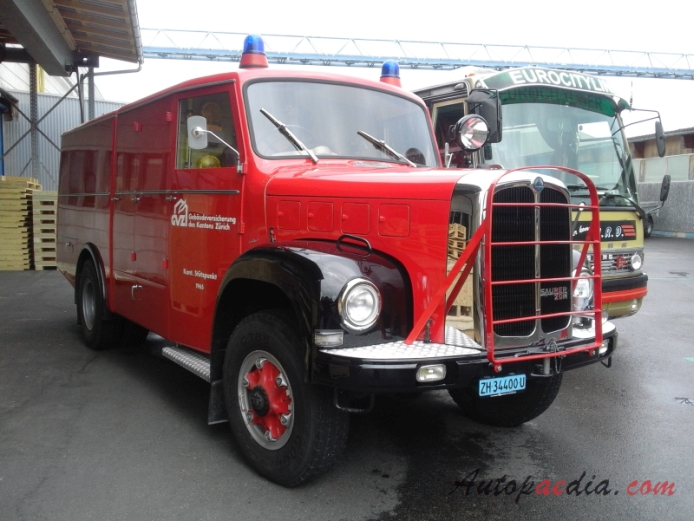 Saurer typ D 1959-1983 (1965 Saurer 2DM wóz strażacki Gebäudeversicherung des Kantons Zürich), prawy przód