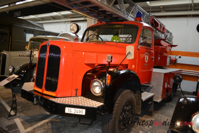Saurer typ D 1959-1983 (1971 Saurer 2DM Magirus Autodrehleiter ADL Feuerwehr Herisau wóz strażacki), lewy przód