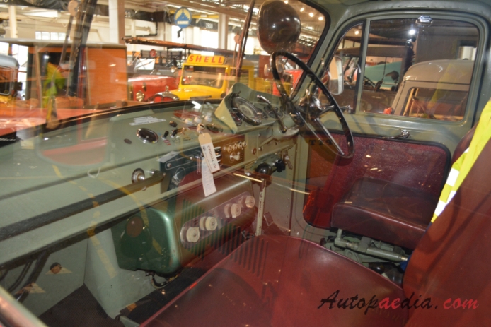 Saurer typ D 1959-1983 (1971 Saurer 2DM Magirus Autodrehleiter ADL Feuerwehr Herisau wóz strażacki), wnętrze