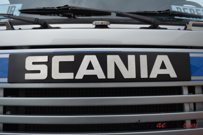 Scania 1974-1980 (Scania 1-series) (1978 Scania LB 111 Bereuter Switzerland ciągnik siodłowy), emblemat przód 