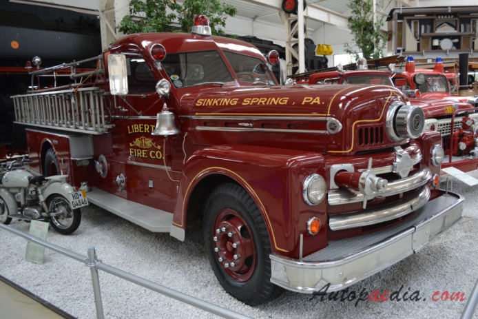 Seagrave unknown model 1958 (fire engine), right front view