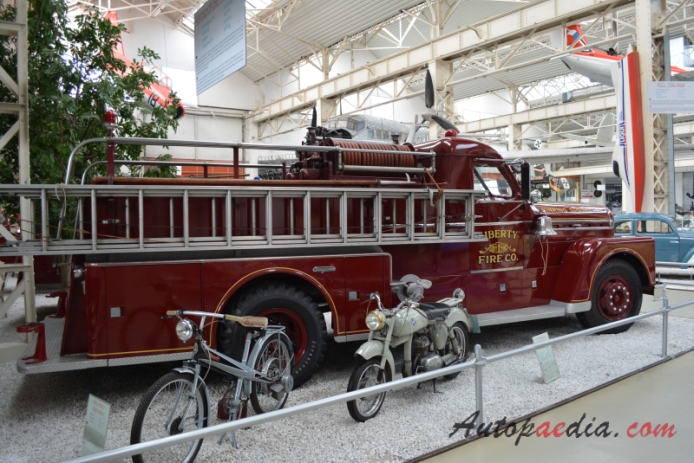 Seagrave unknown model 1958 (fire engine), right side view