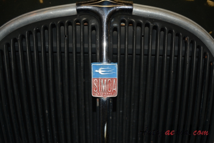 Simca 8 1938-1951 (1946 berlina 4d), front emblem  