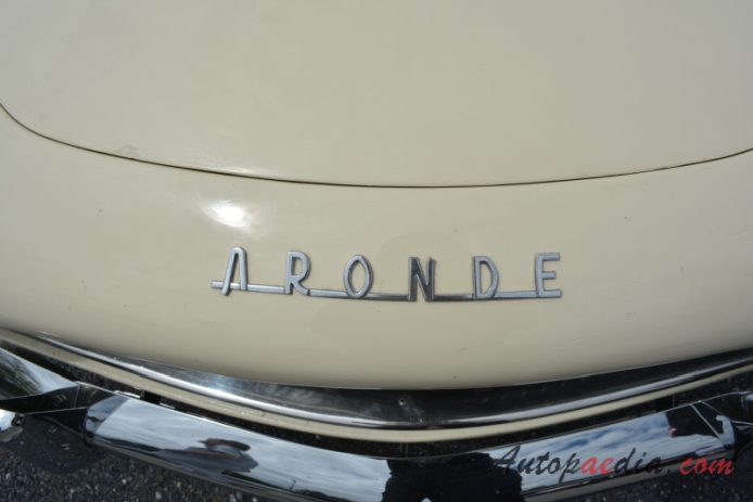 Simca Aronde 2nd generation 90A 1955-1958 (1957-1958 Simca Aronde 1300 Plein Ciel Hardtop Coupé 2d), front emblem  