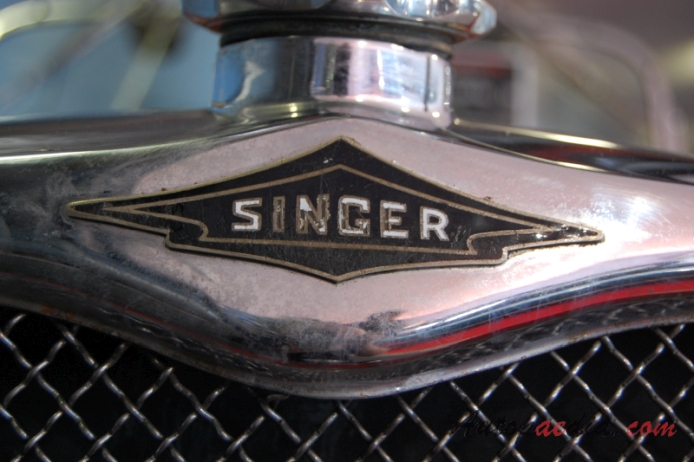 Singer Le Mans 1933-1936 (1935 roadster 2d), front emblem  