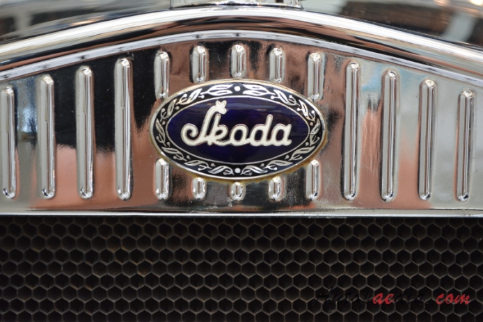 Skoda 645 1929-1934 (1930 limousine 4d), front emblem  