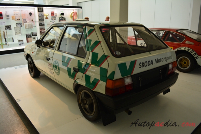 Skoda Favorit 1987-1995 (1993 136 L/A hatchback 5d),  left rear view