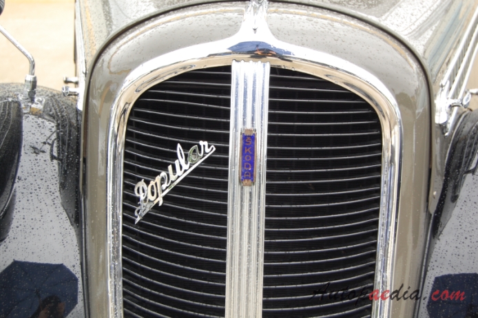 Skoda Popular 1934-1946 (1938 type 912 OHV saloon 2d), front emblem  